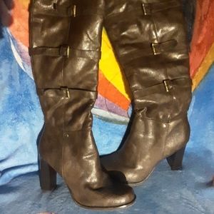 NWOT- brown heeled boots